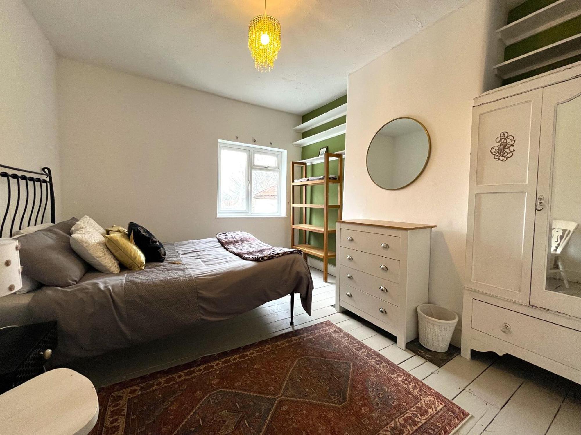 Holiday home Charming Retreat With Garden - Sleeps 12 Bristol