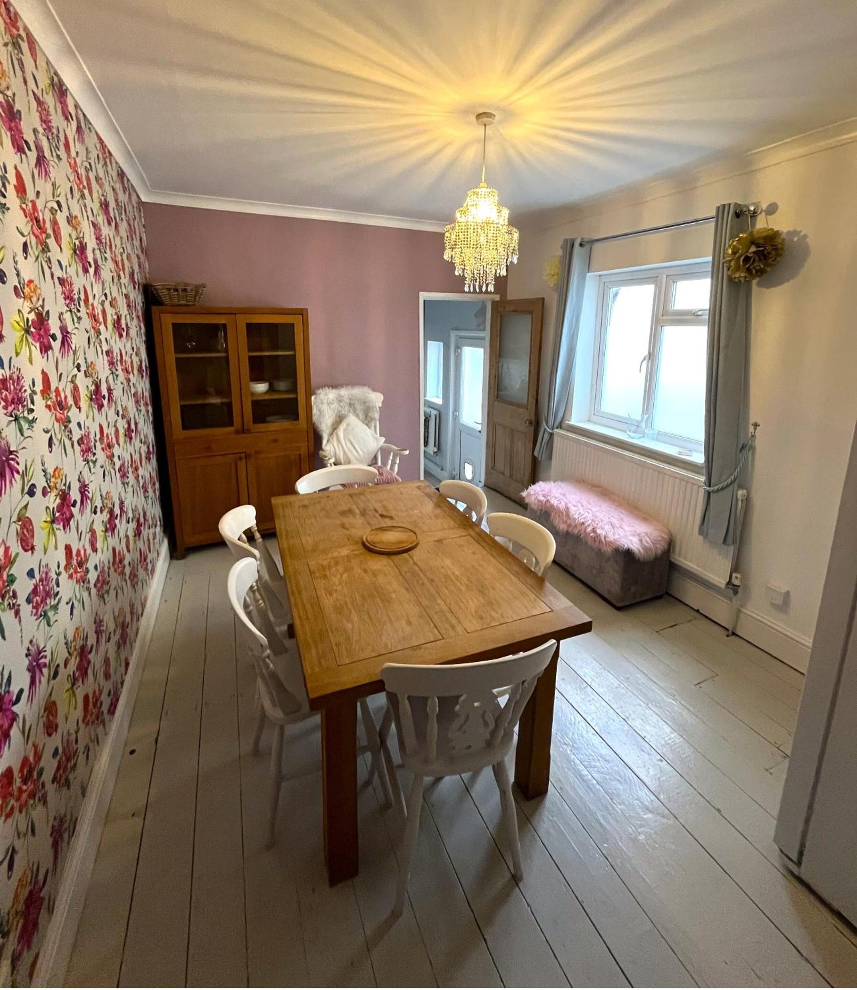 Charming Retreat With Garden - Sleeps 12 Holiday home *