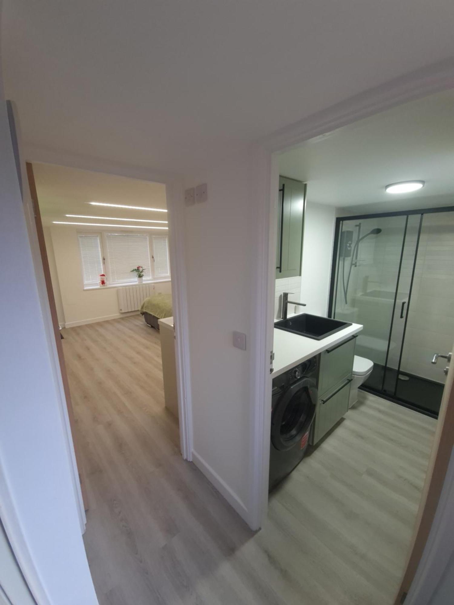 Converted Garage Ensuite * Bristol