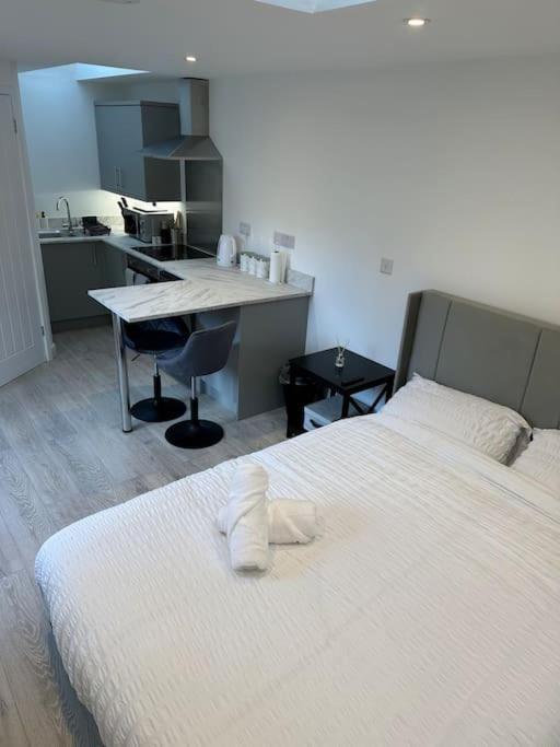 Whitsun - Brand New Listing! Apartment Bristol