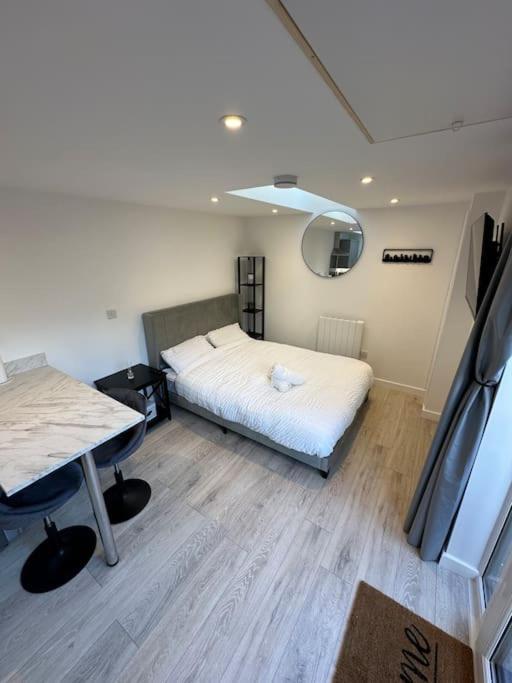 Whitsun - Brand New Listing! Apartment Bristol