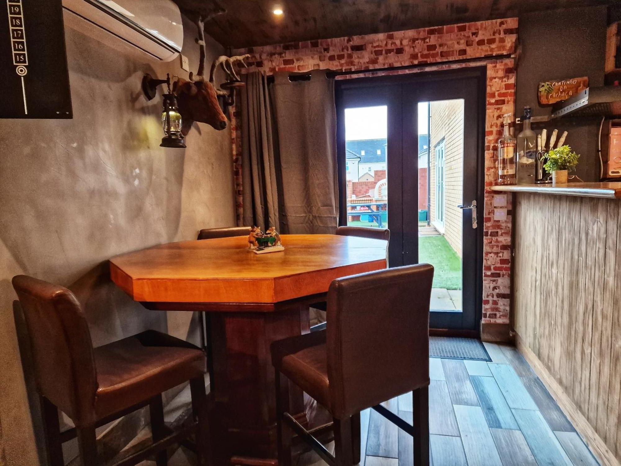 The Pub - Unique & Authentic Experience - Free Parking!, 5 Minutes From Airbus And The Mall Cribbs Apartment