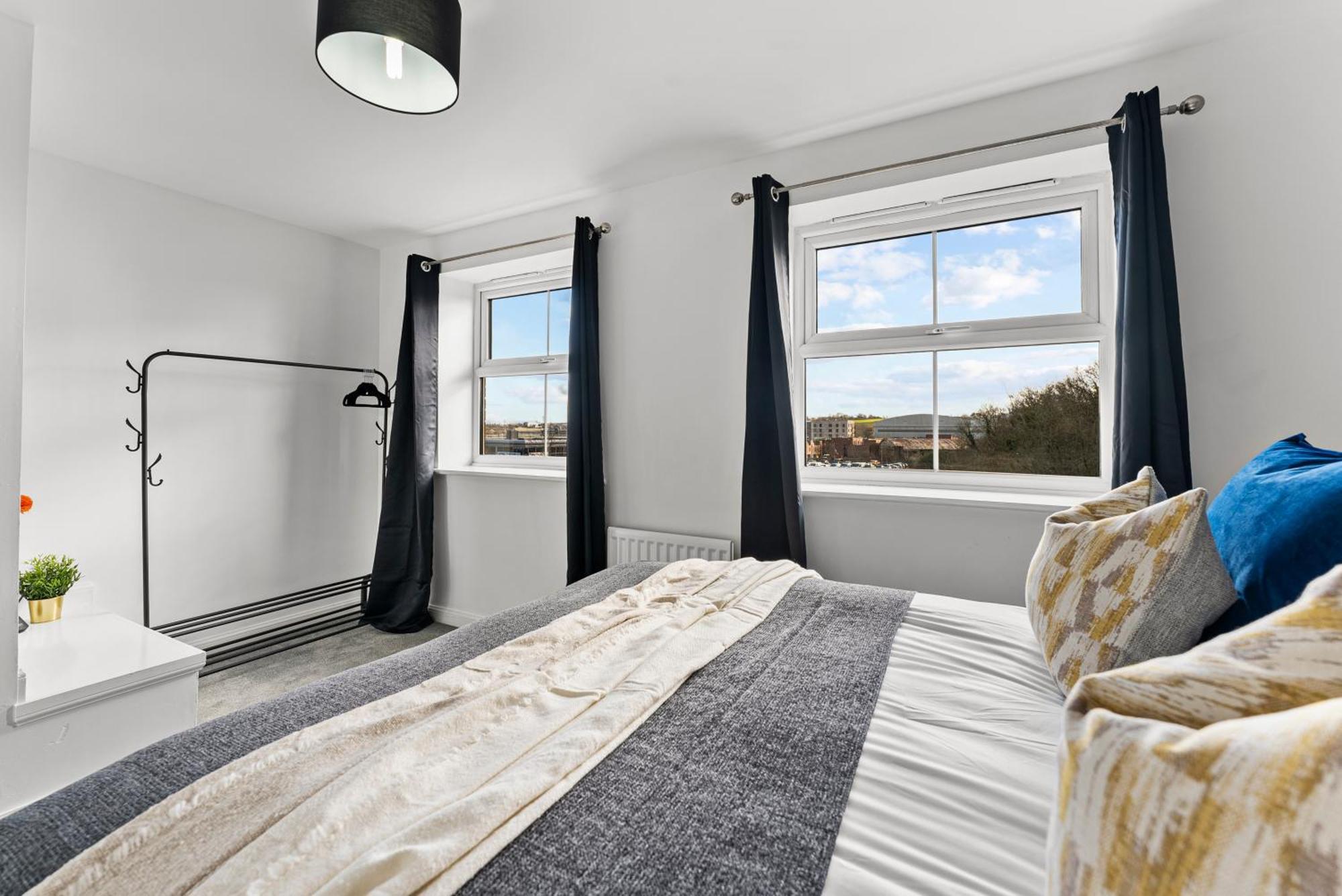 Stylish 4 Bed - Parking - Sleeps 14 * Bristol