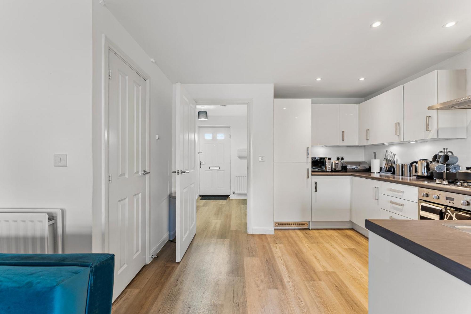 Stylish 4 Bed - Parking - Sleeps 14 Holiday home