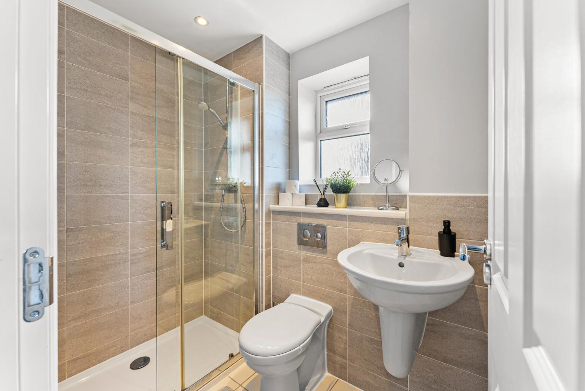 Holiday home Stylish 4 Bed - Parking - Sleeps 14