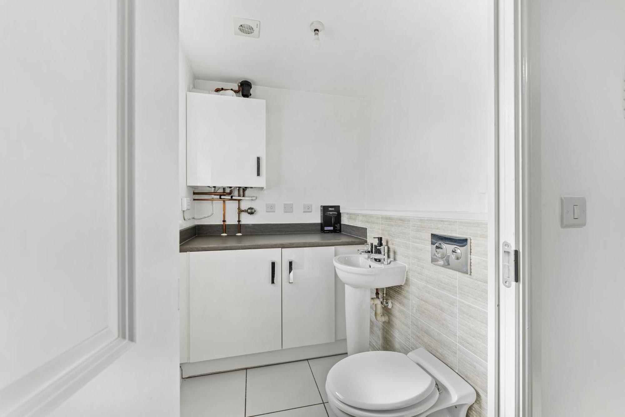 Stylish 4 Bed - Parking - Sleeps 14 *