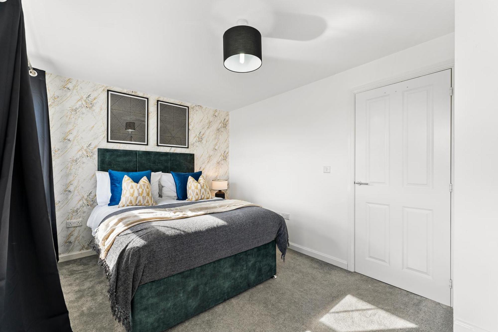 Stylish 4 Bed - Parking - Sleeps 14 Holiday home