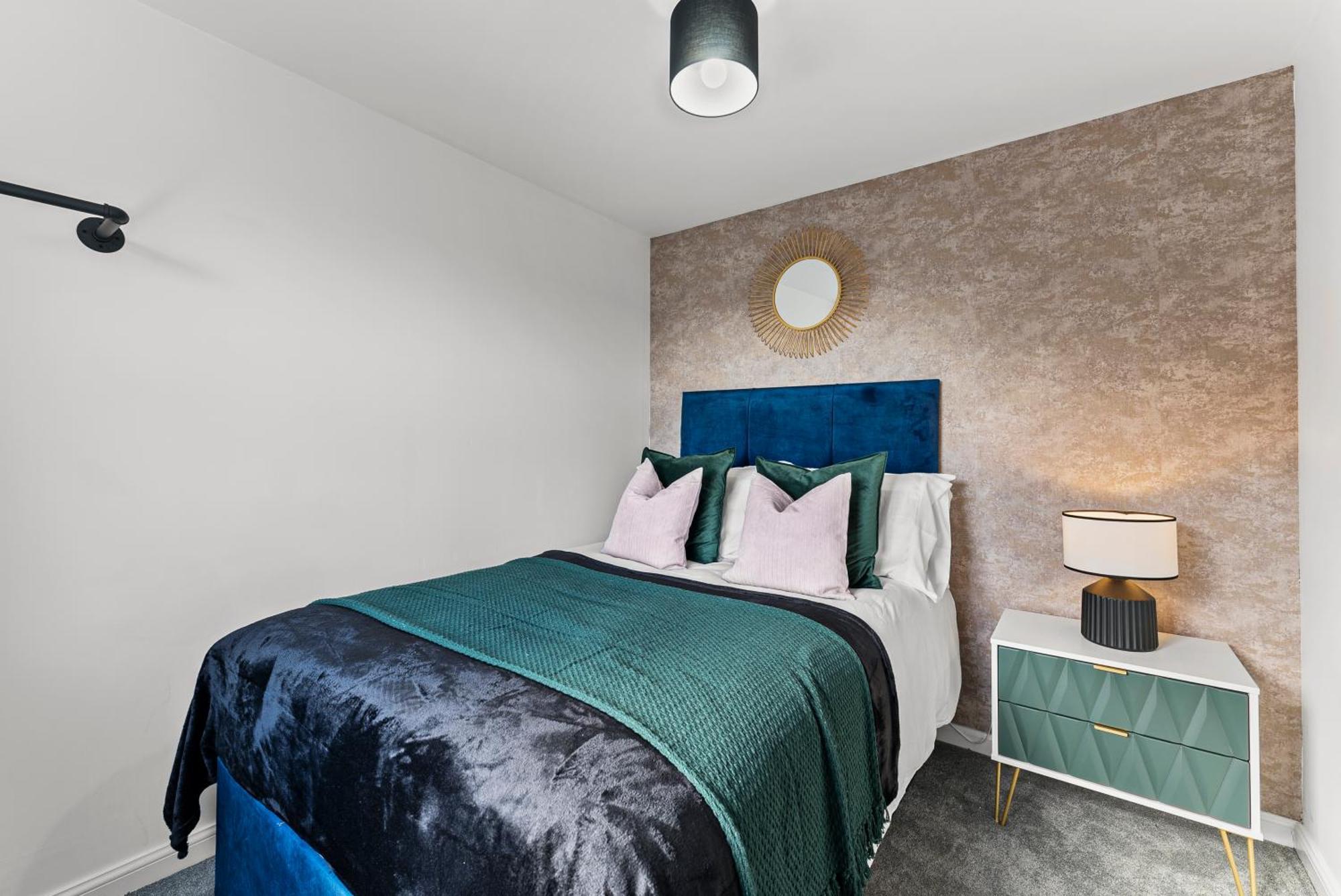 Stylish 4 Bed - Parking - Sleeps 14 *