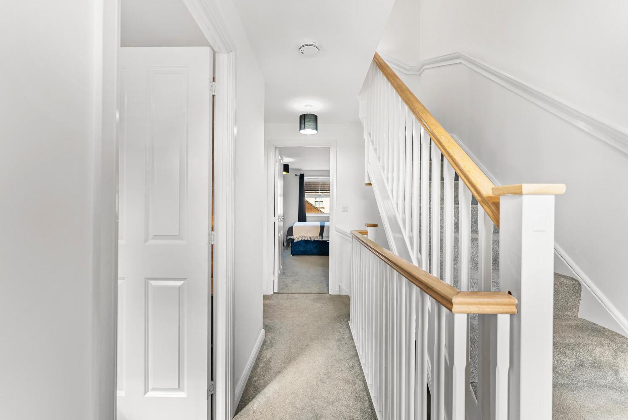 Holiday home Stylish 4 Bed - Parking - Sleeps 14 *