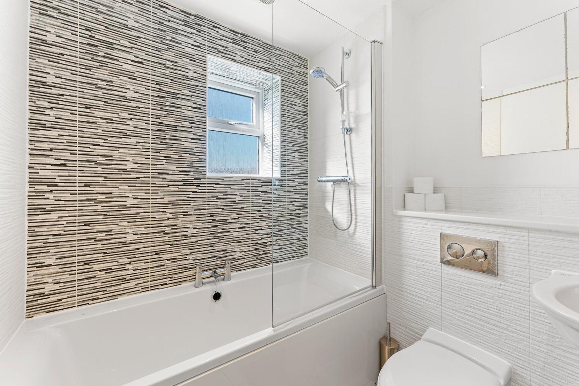 Stylish 4 Bed - Parking - Sleeps 14