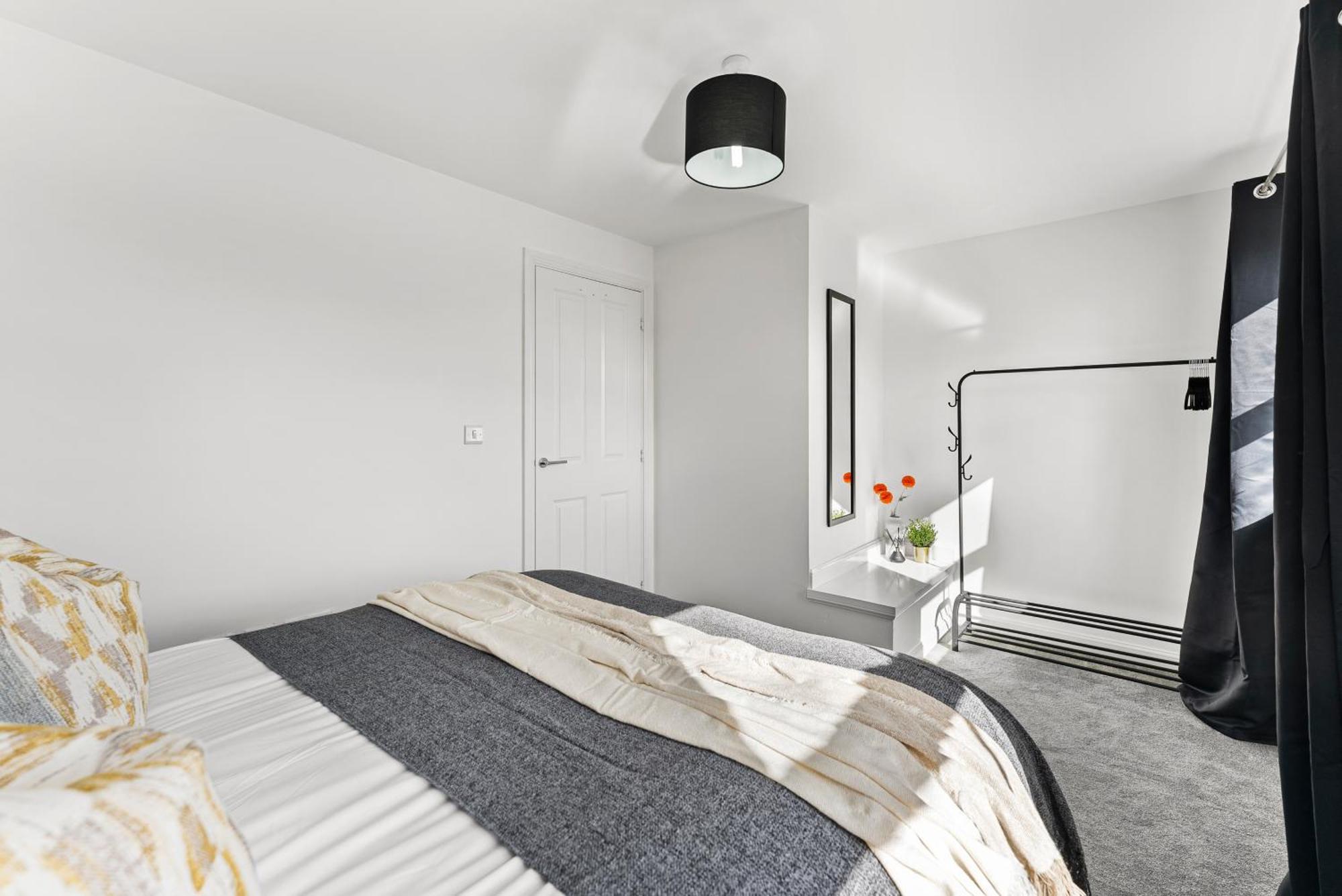 Holiday home Stylish 4 Bed - Parking - Sleeps 14 *