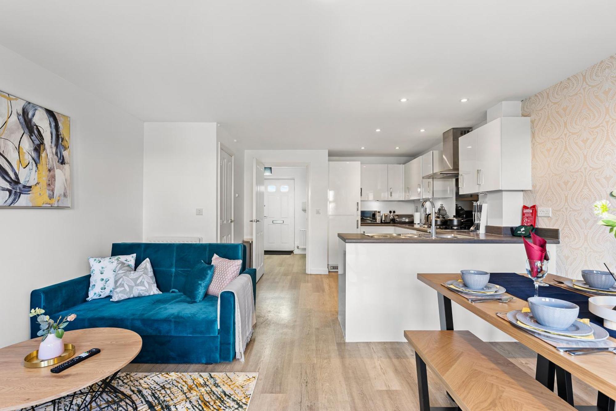 Stylish 4 Bed - Parking - Sleeps 14 *