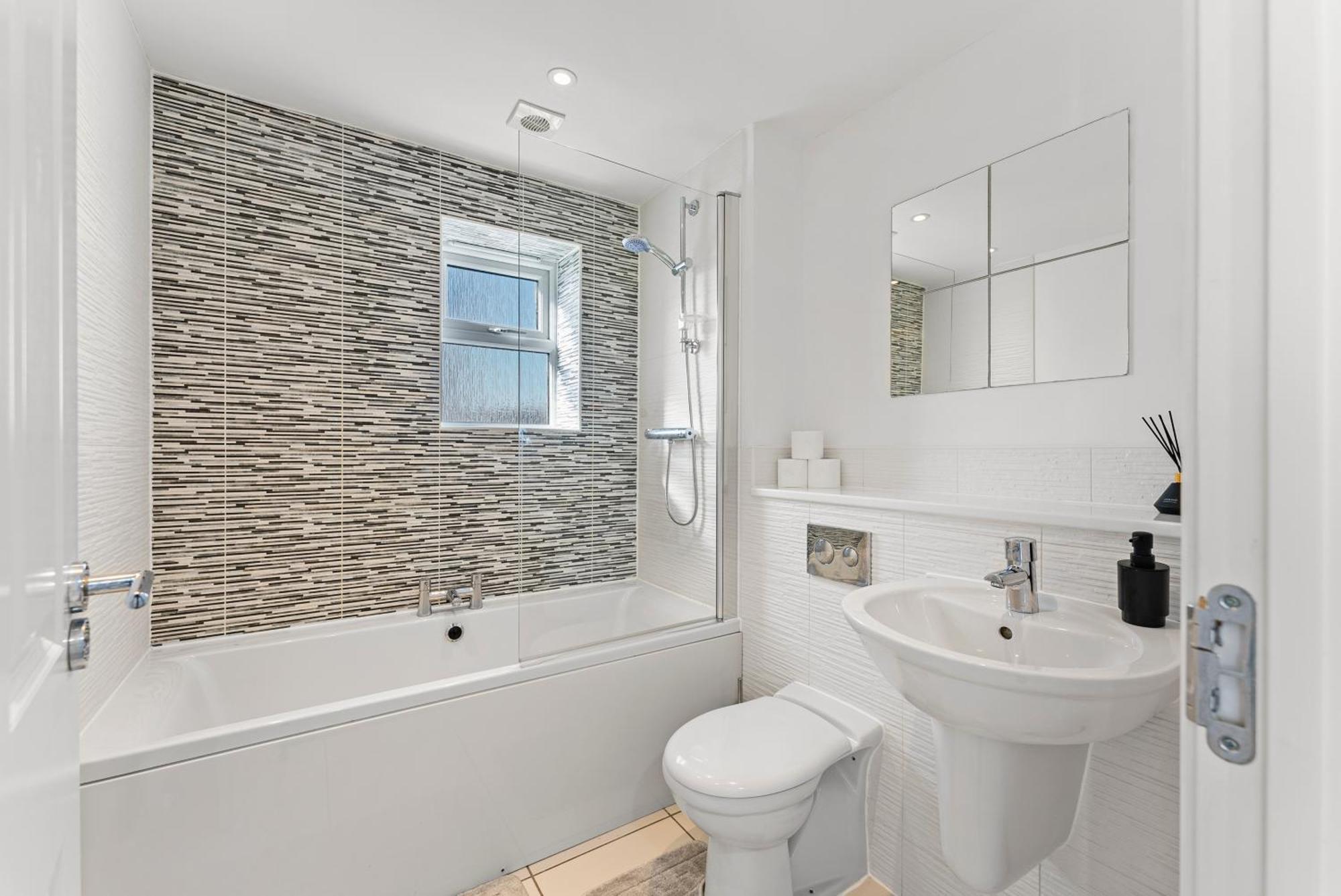 Holiday home Stylish 4 Bed - Parking - Sleeps 14 *