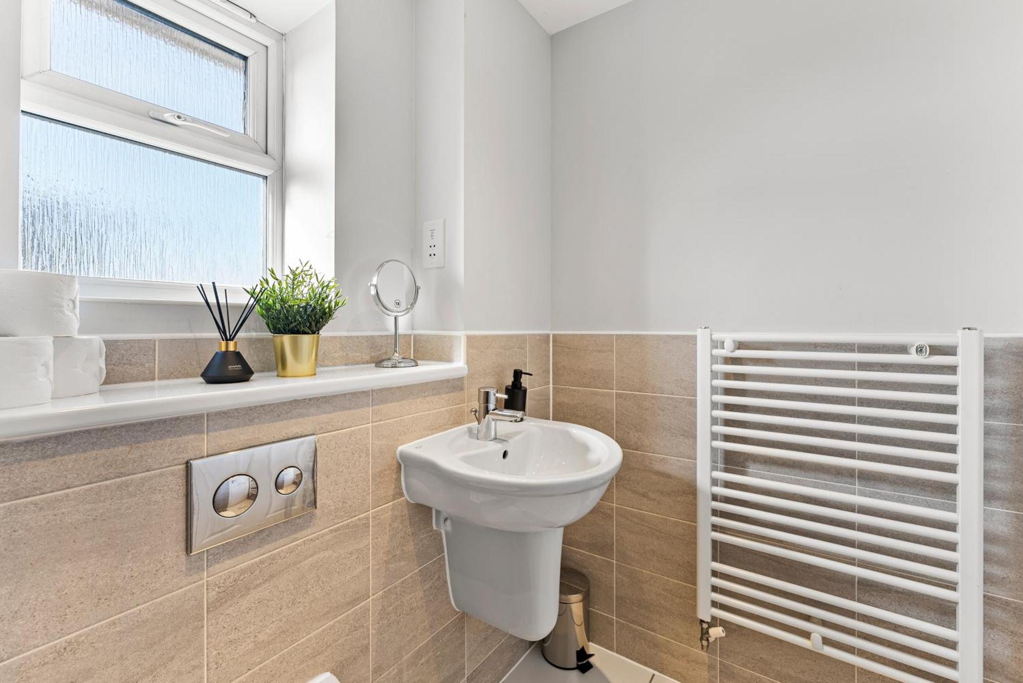 Stylish 4 Bed - Parking - Sleeps 14 *