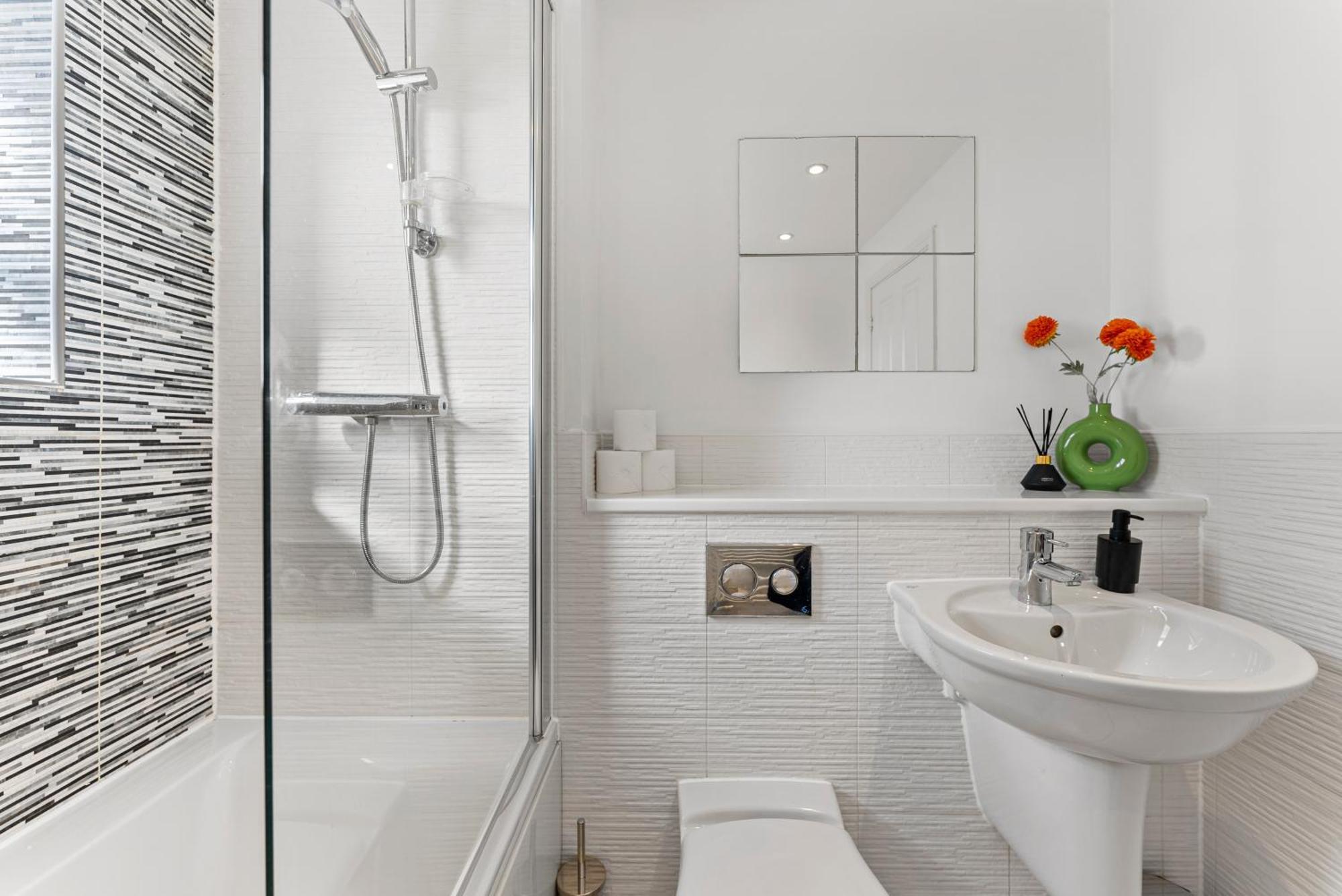 Stylish 4 Bed - Parking - Sleeps 14