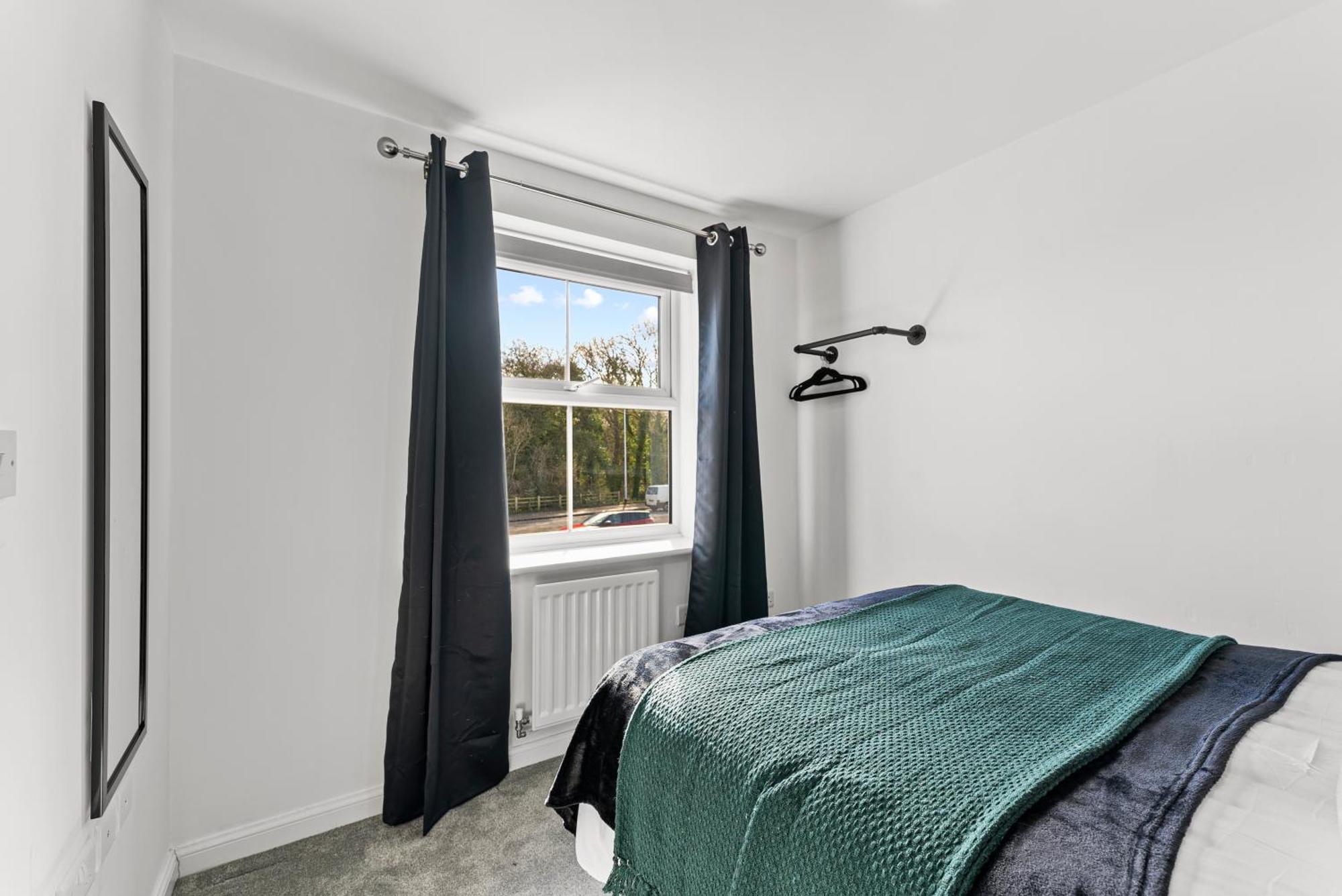 Stylish 4 Bed - Parking - Sleeps 14 * Bristol