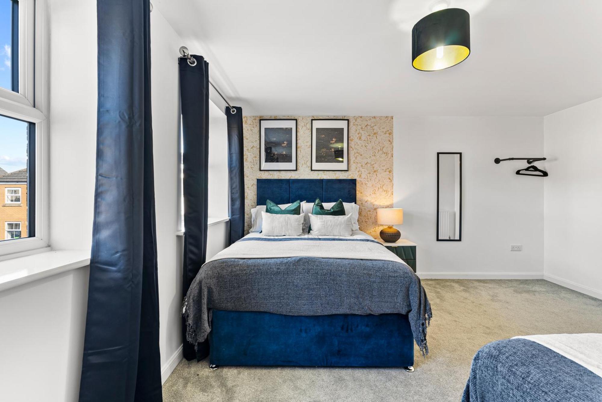 Holiday home Stylish 4 Bed - Parking - Sleeps 14 *