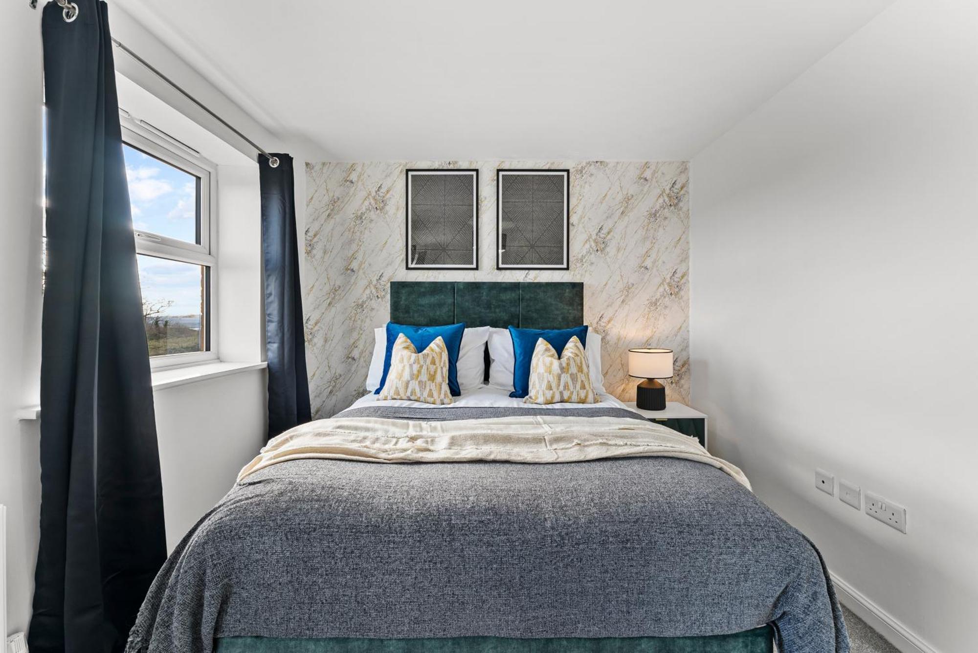 Stylish 4 Bed - Parking - Sleeps 14 *