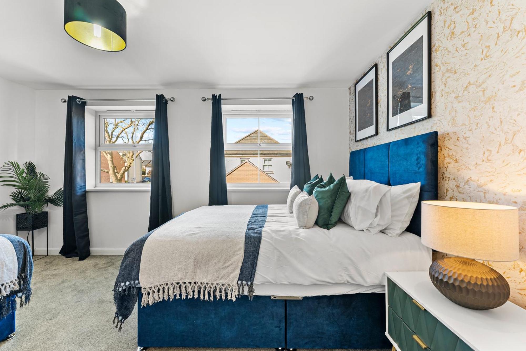 Stylish 4 Bed - Parking - Sleeps 14 * Bristol