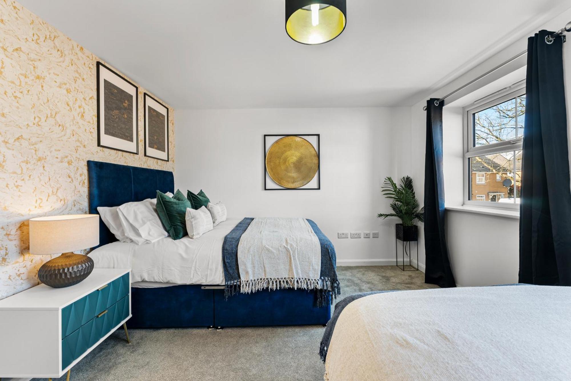 Holiday home Stylish 4 Bed - Parking - Sleeps 14 Bristol