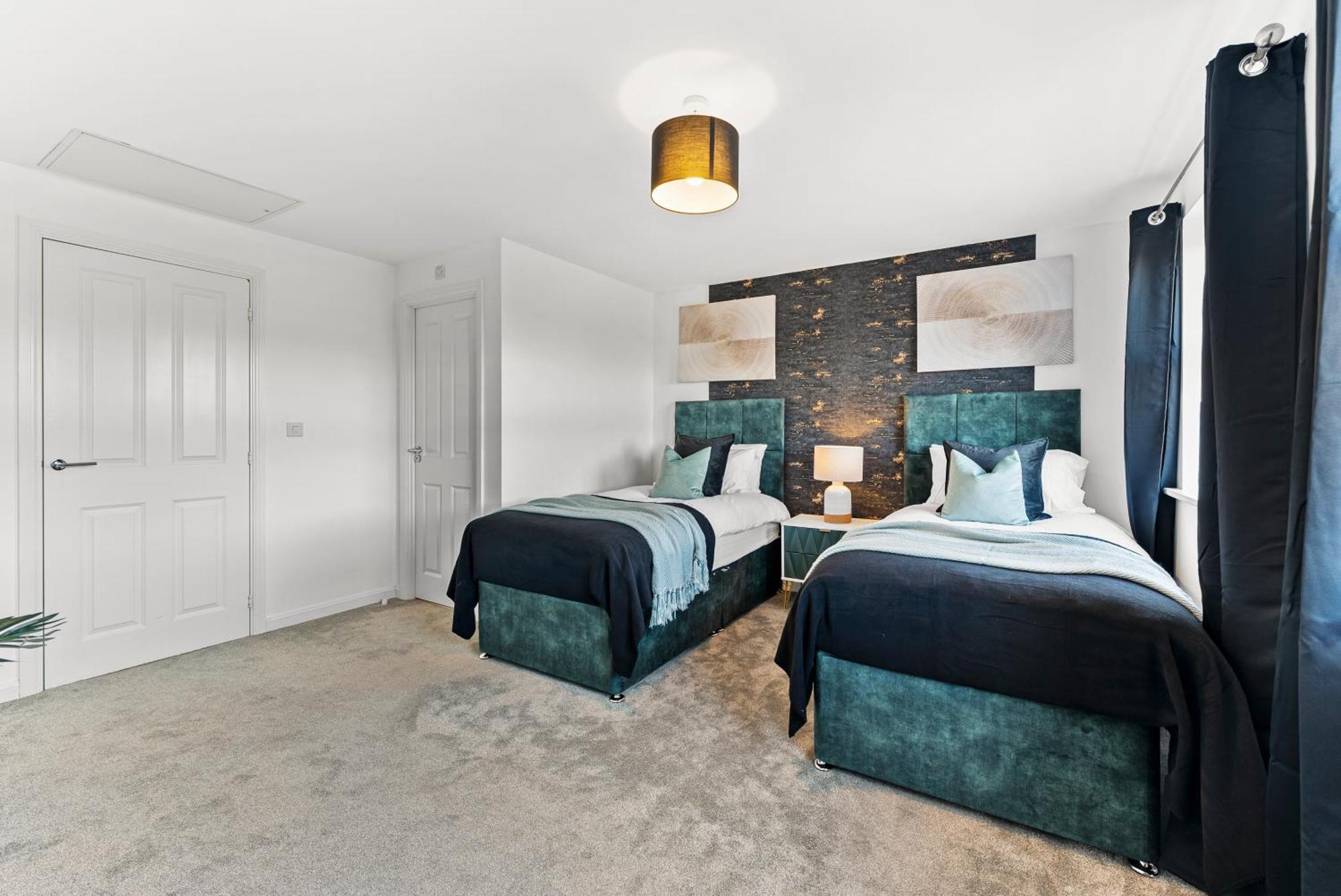 Stylish 4 Bed - Parking - Sleeps 14