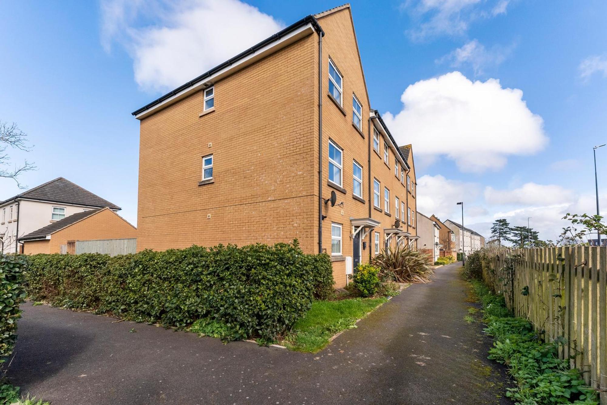 Stylish 4 Bed - Parking - Sleeps 14 Holiday home Bristol