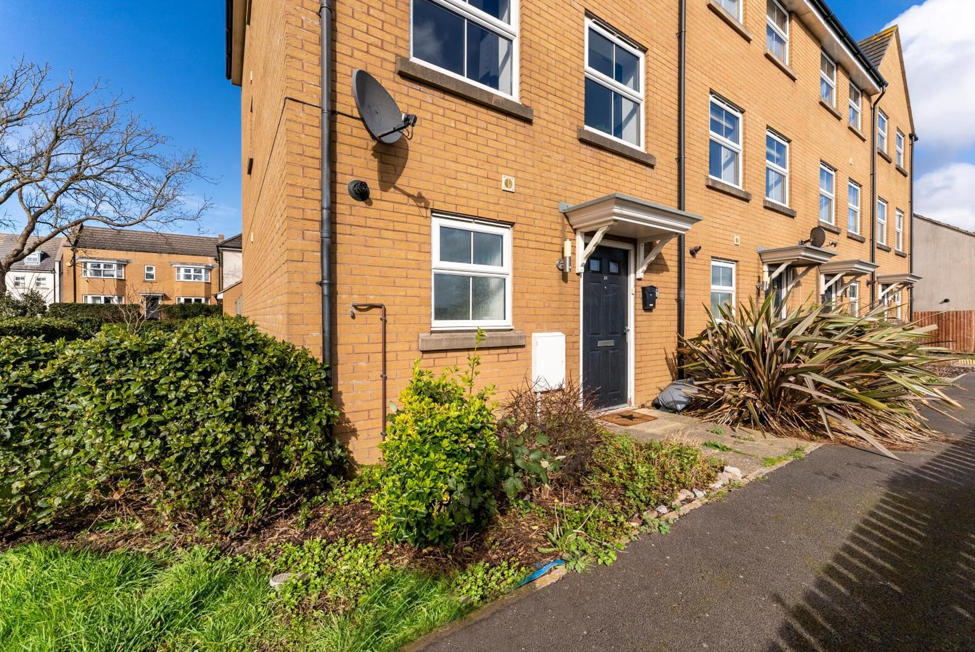 Stylish 4 Bed - Parking - Sleeps 14 * Bristol