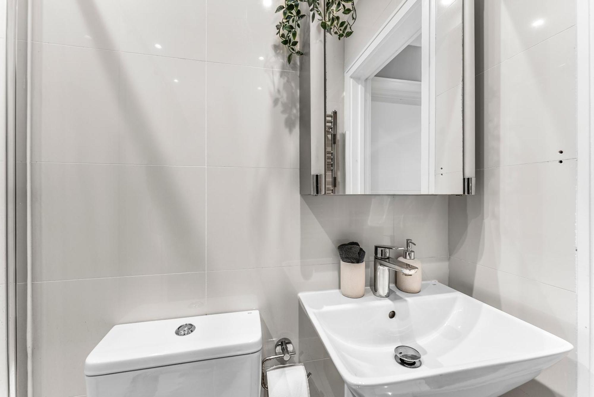 Comfortable Centre For Contractors And Couples - Centre Bristol