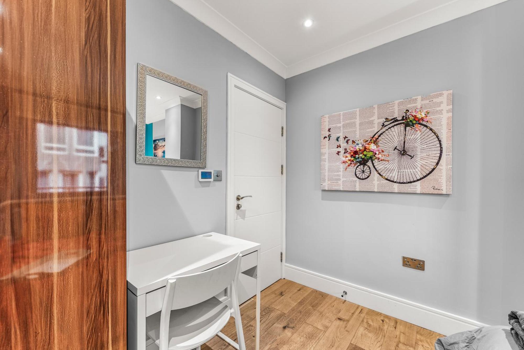 Comfortable Centre For Contractors And Couples - Centre *