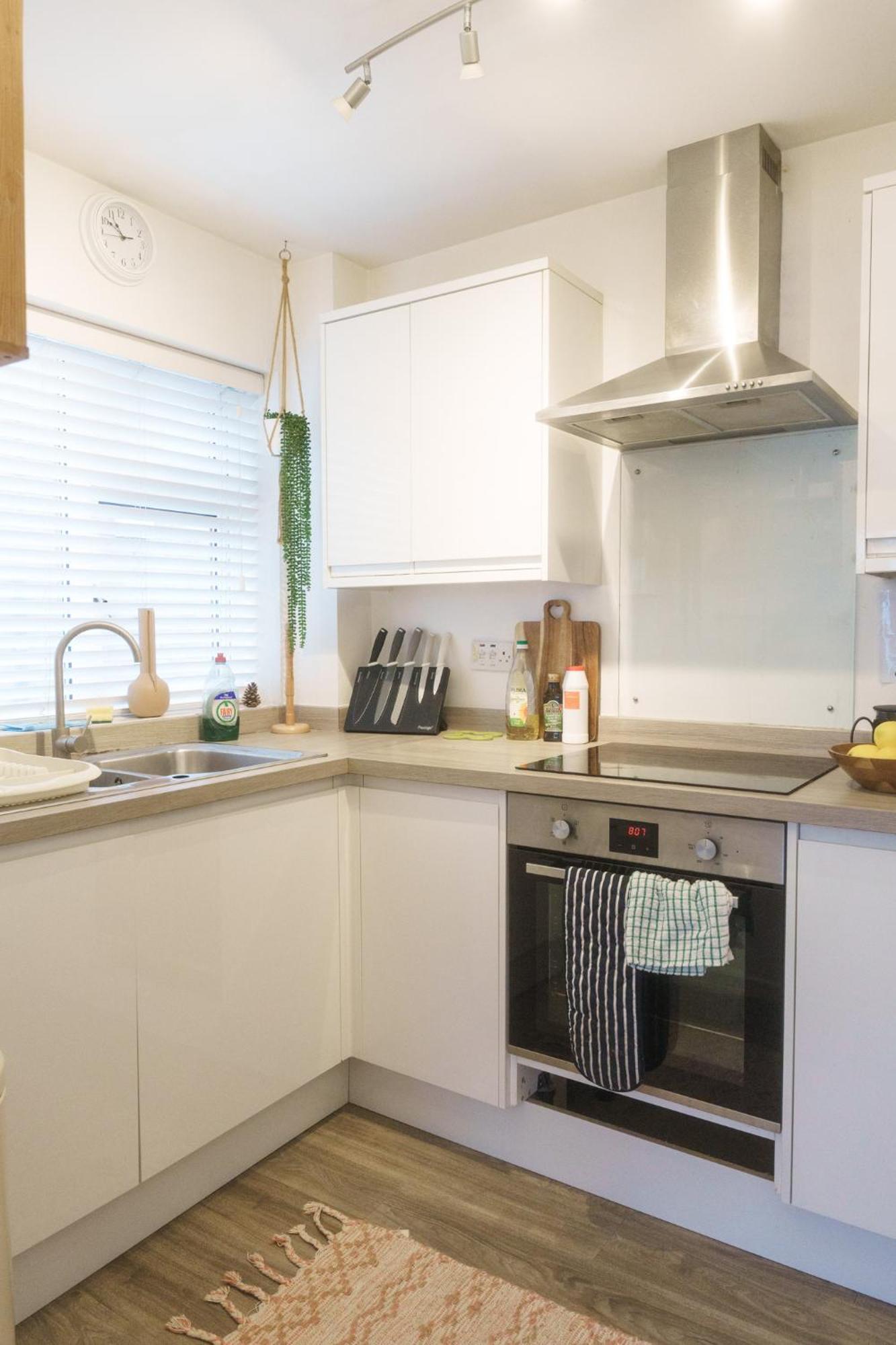 Modern & Stylish 1 Bedroom Flat In Apartment *