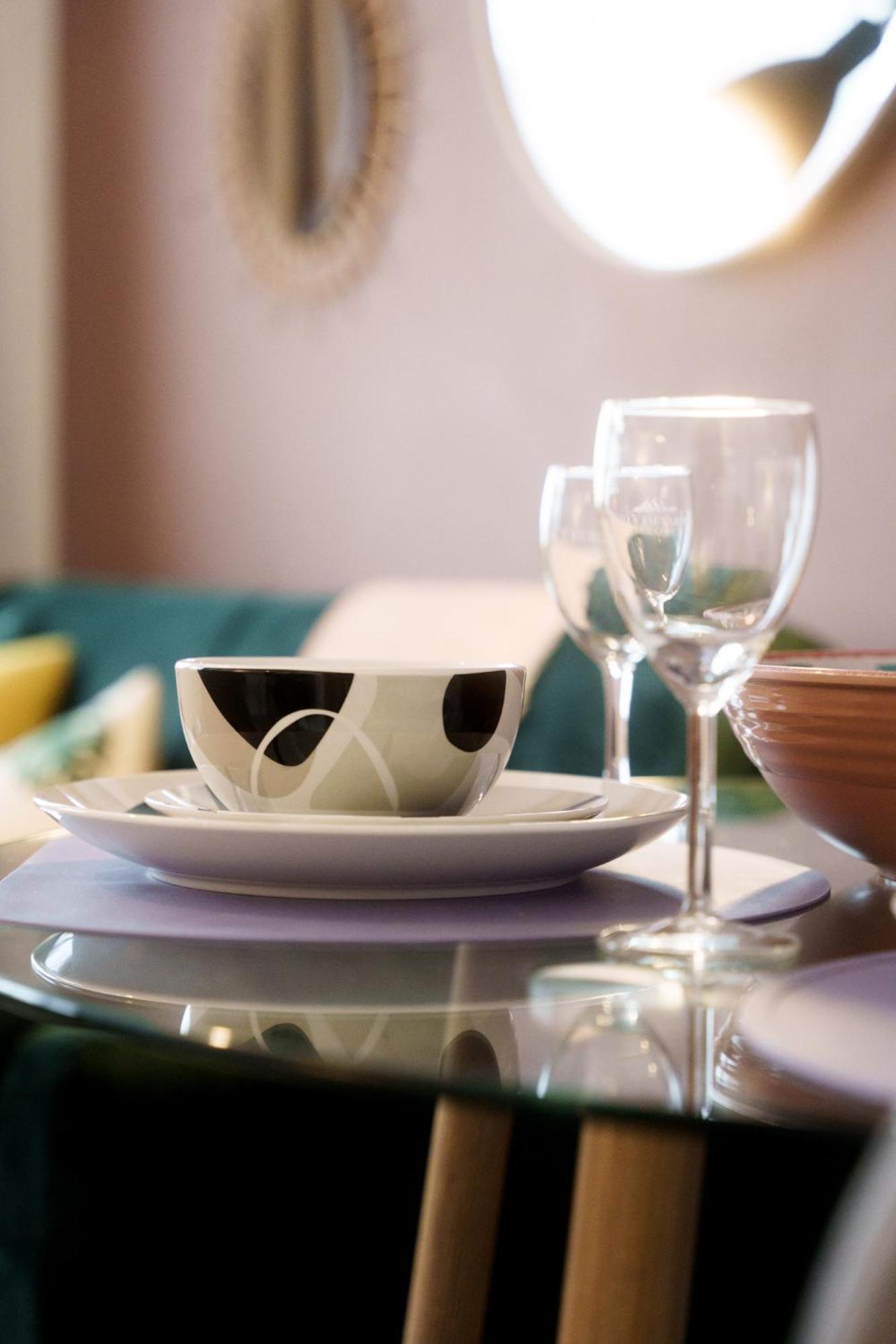 Modern & Stylish 1 Bedroom Flat In Apartment *