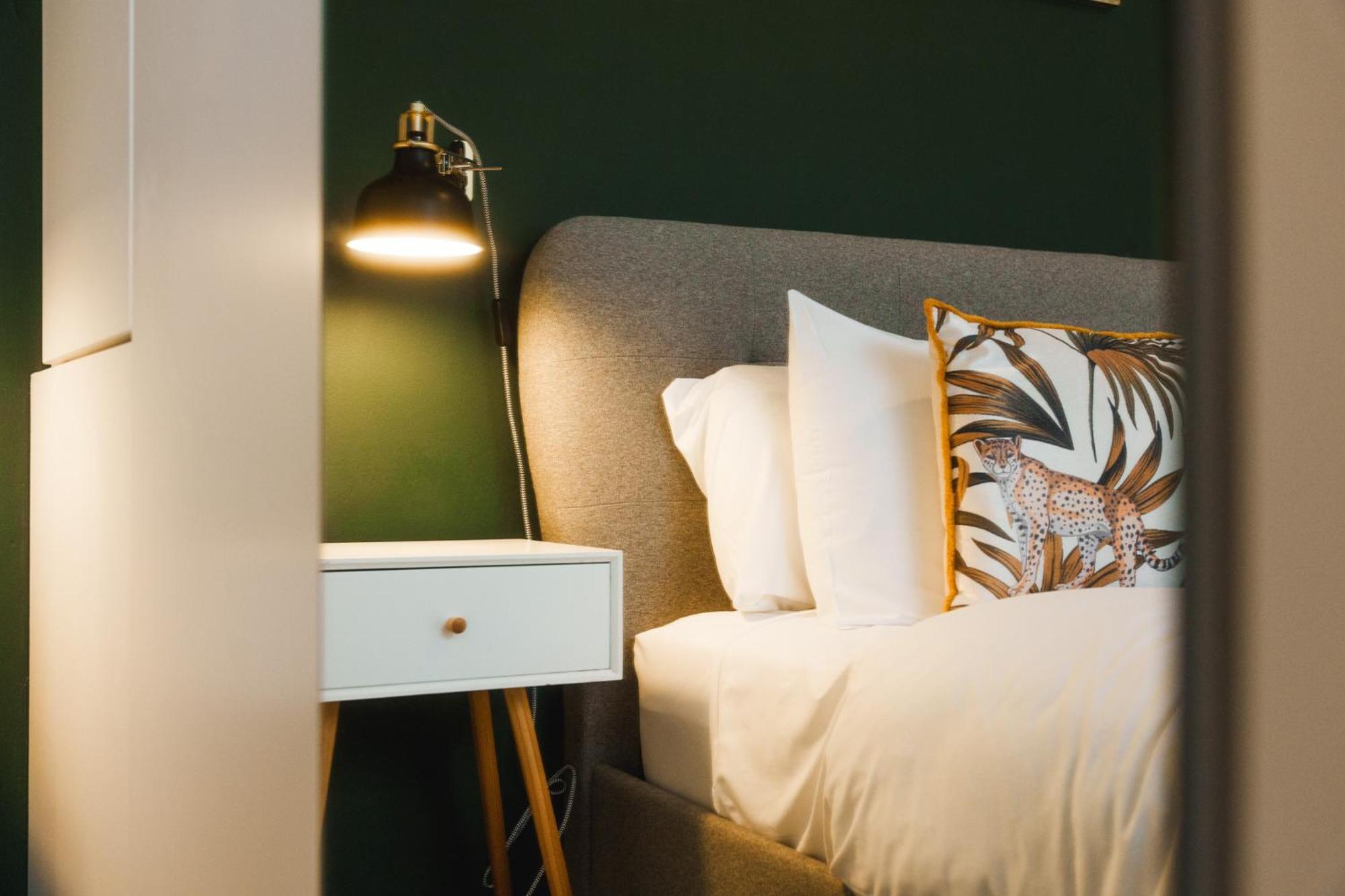 Modern & Stylish 1 Bedroom Flat In Apartment *