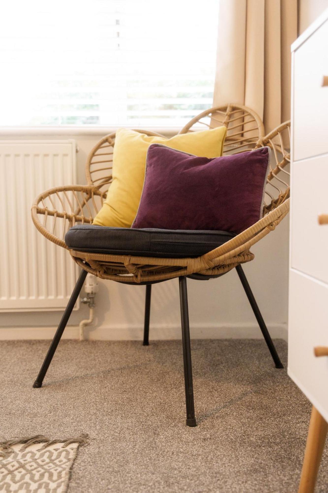 Modern & Stylish 1 Bedroom Flat In Apartment *