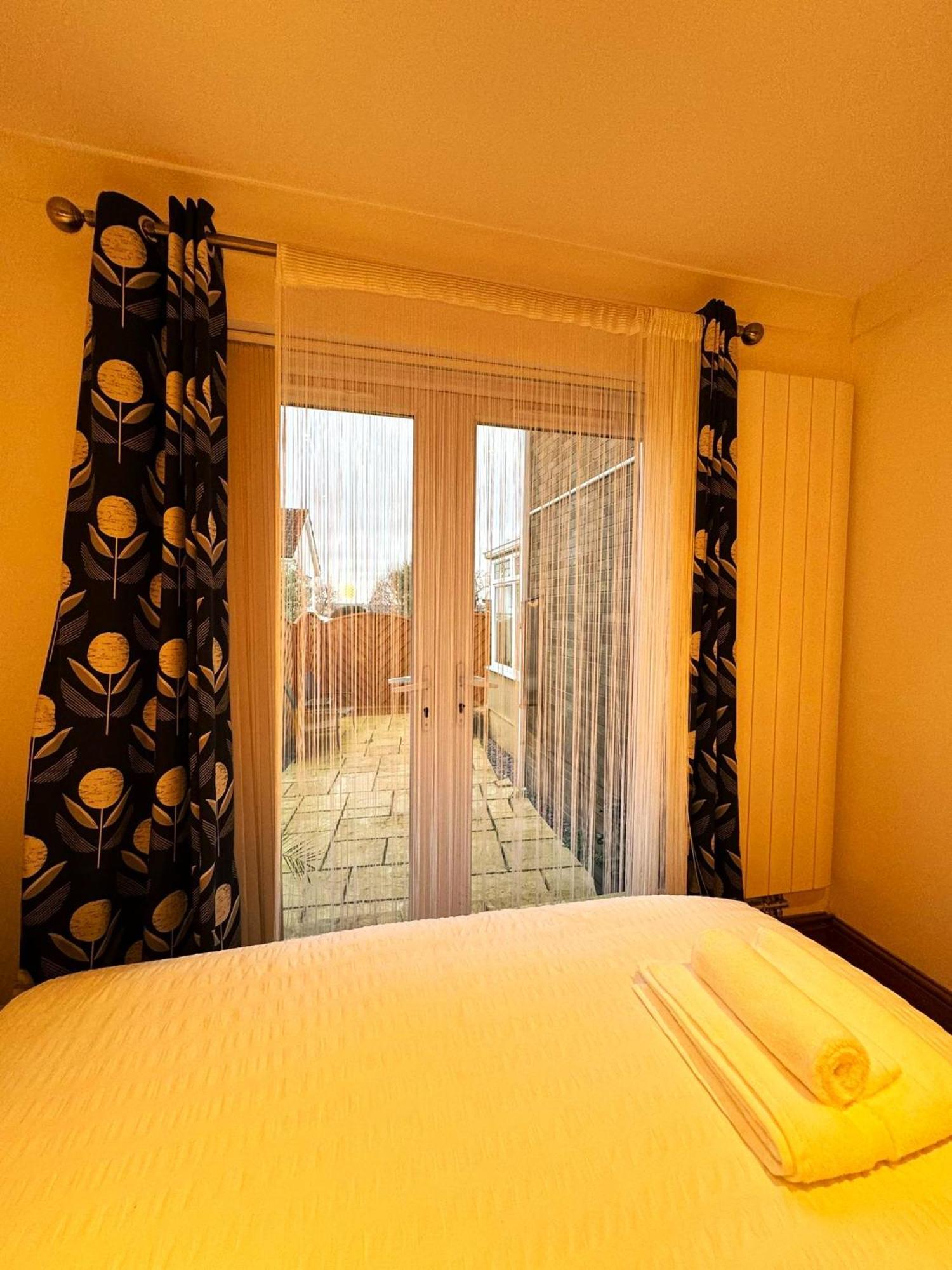 Dundridge - Morden Urban Living - Sleeps Up To 9 Guests & Private Parking For 2 Vehicles *