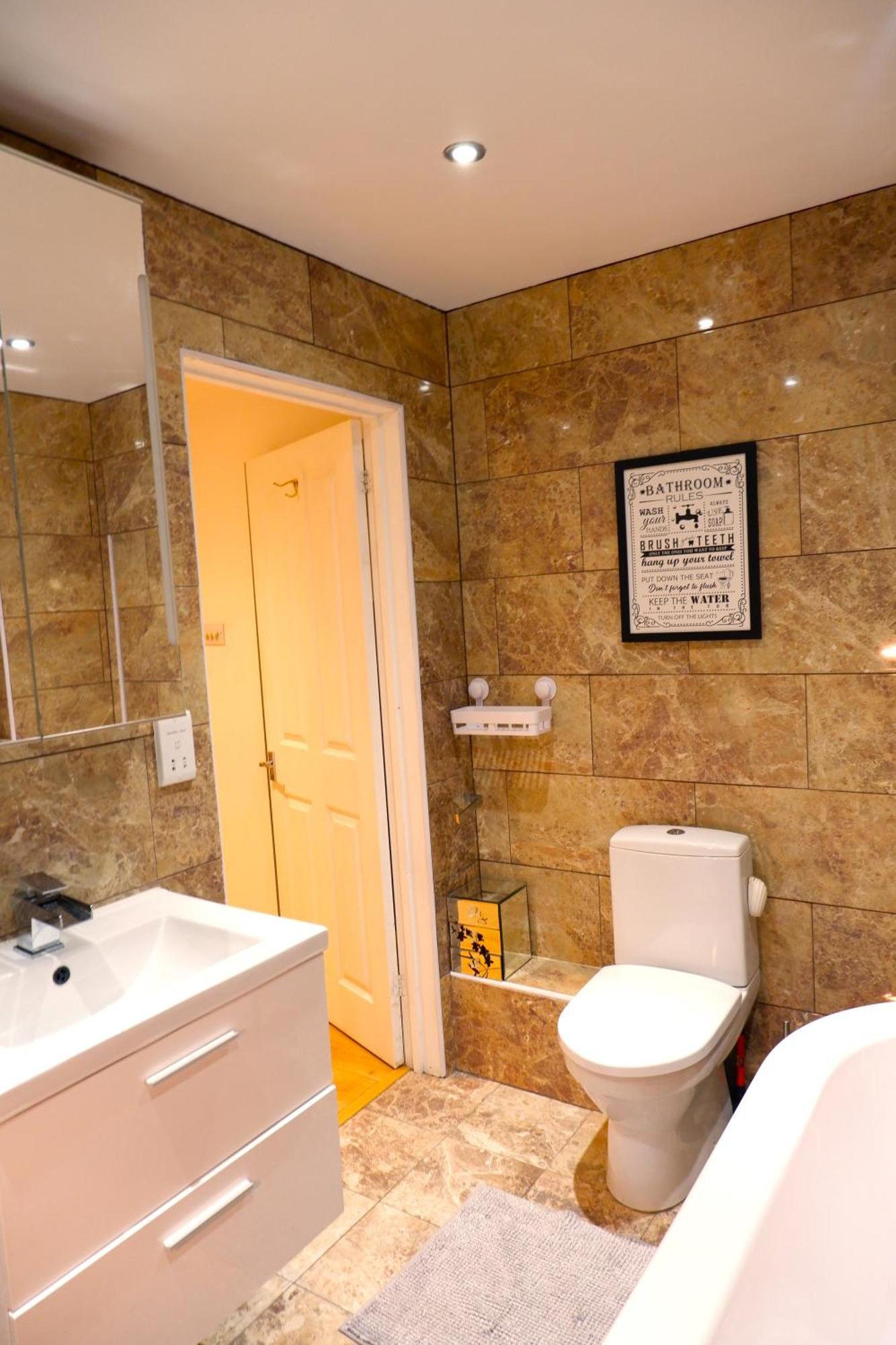 Dundridge - Morden Urban Living - Sleeps Up To 9 Guests & Private Parking For 2 Vehicles Bristol