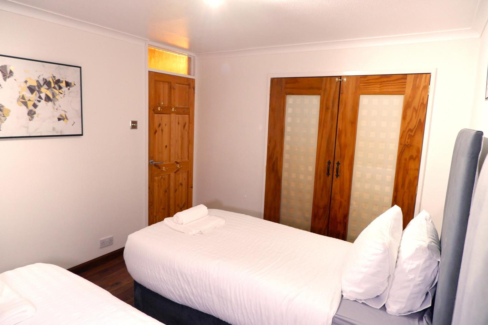 Dundridge - Morden Urban Living - Sleeps Up To 9 Guests & Private Parking For 2 Vehicles *