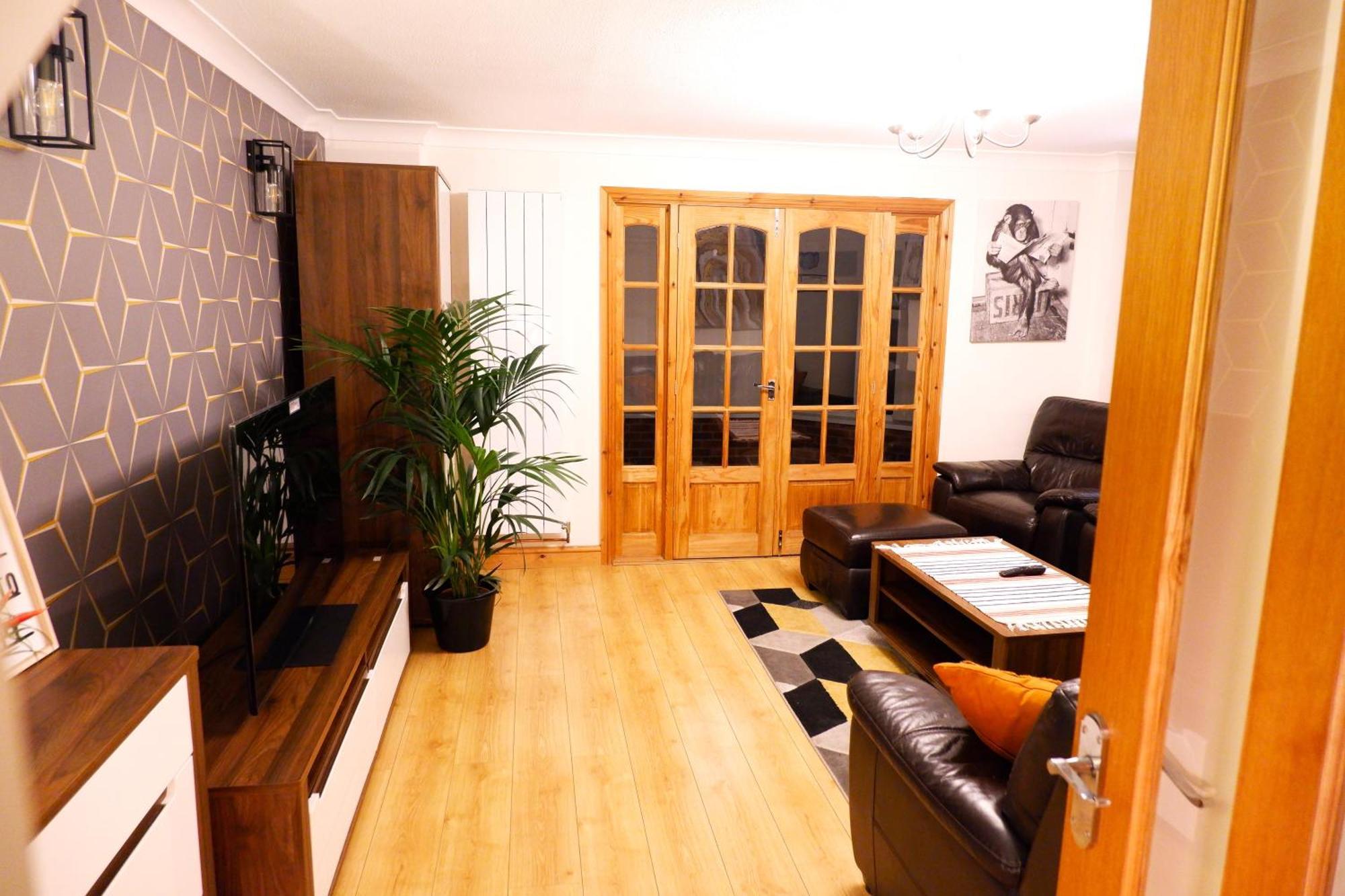Dundridge - Morden Urban Living - Sleeps Up To 9 Guests & Private Parking For 2 Vehicles Bristol