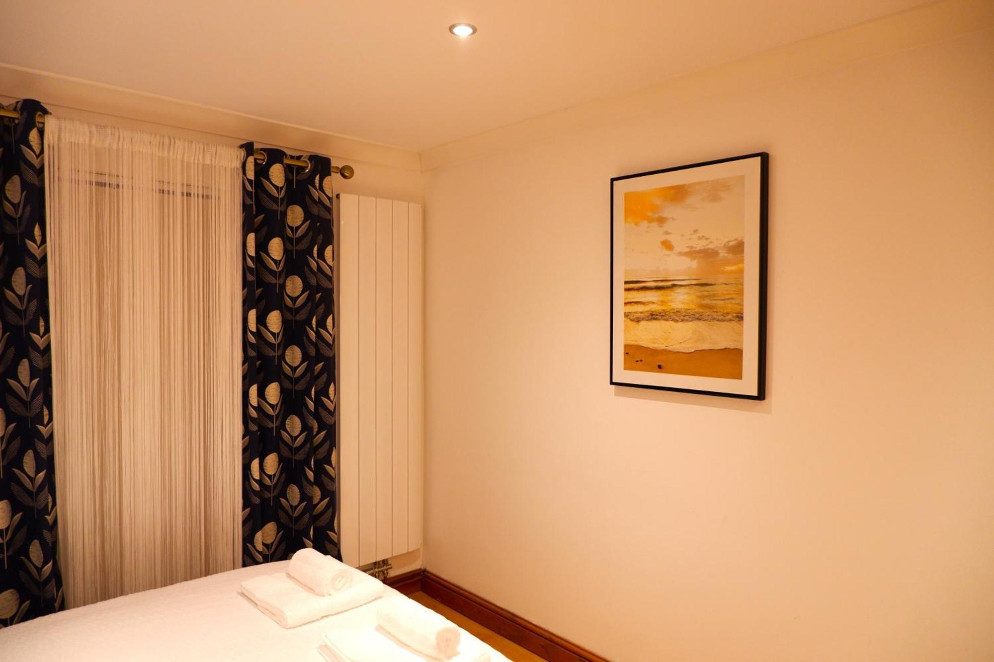 Dundridge - Morden Urban Living - Sleeps Up To 9 Guests & Private Parking For 2 Vehicles Apartment
