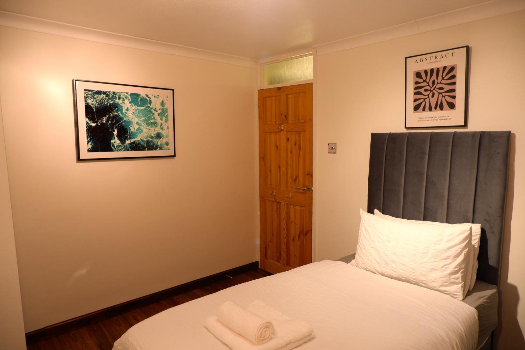 Dundridge - Morden Urban Living - Sleeps Up To 9 Guests & Private Parking For 2 Vehicles *
