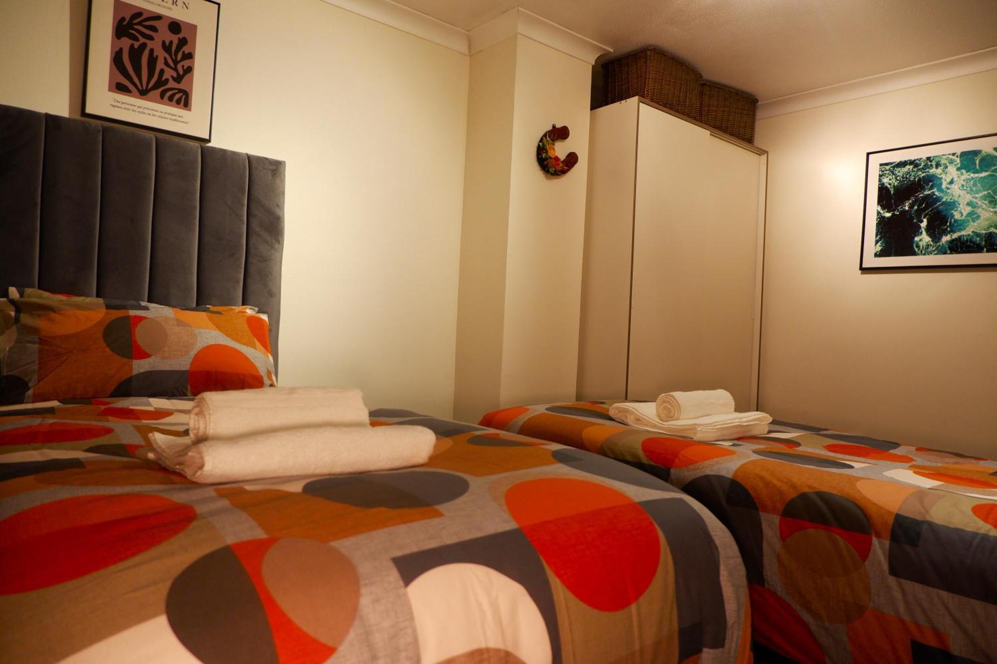 Apartment Dundridge - Morden Urban Living - Sleeps Up To 9 Guests & Private Parking For 2 Vehicles Bristol
