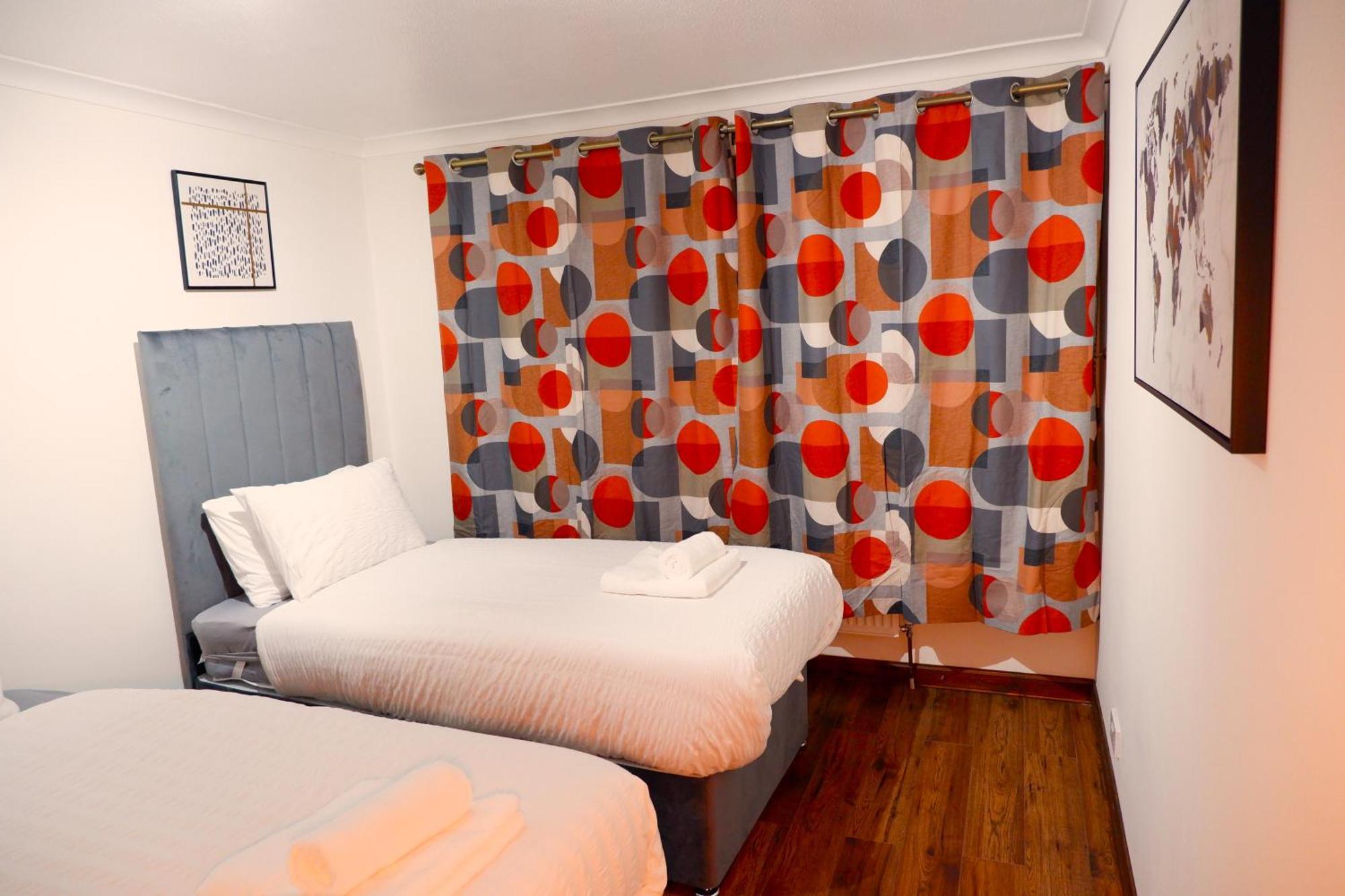 Apartment Dundridge - Morden Urban Living - Sleeps Up To 9 Guests & Private Parking For 2 Vehicles *