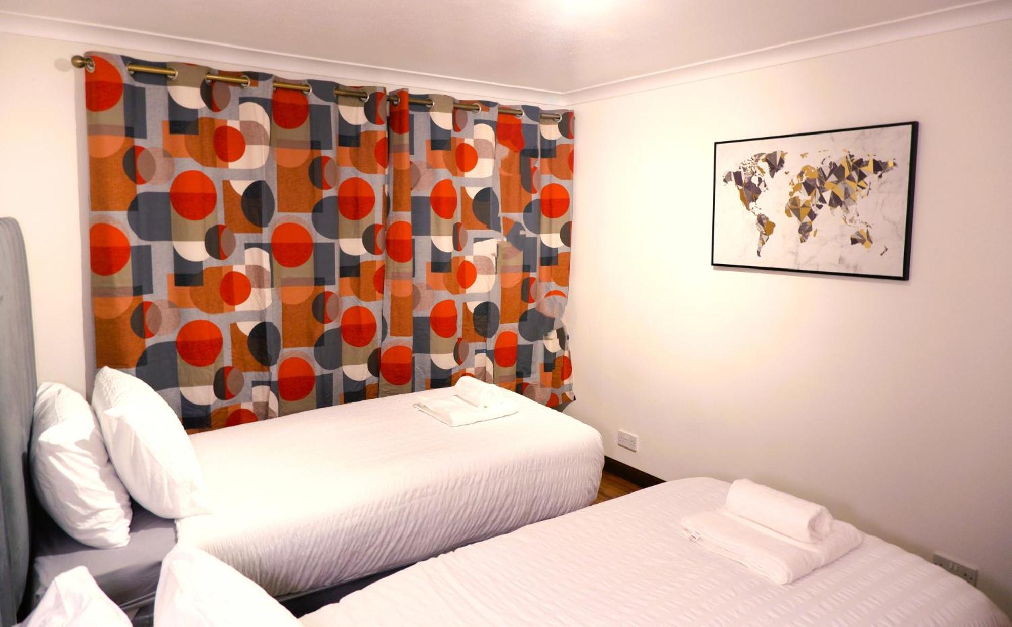 Dundridge - Morden Urban Living - Sleeps Up To 9 Guests & Private Parking For 2 Vehicles