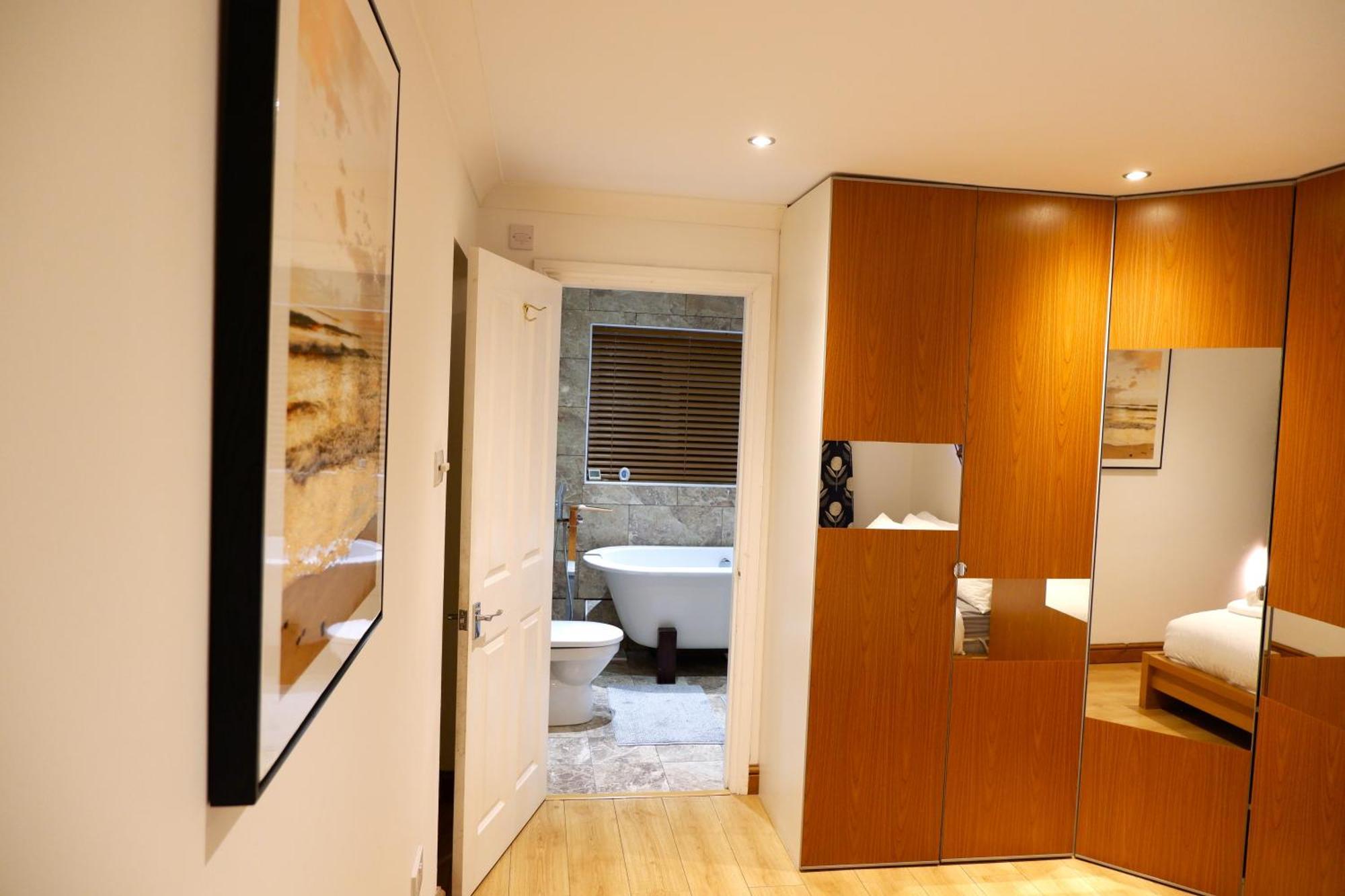 Dundridge - Morden Urban Living - Sleeps Up To 9 Guests & Private Parking For 2 Vehicles
