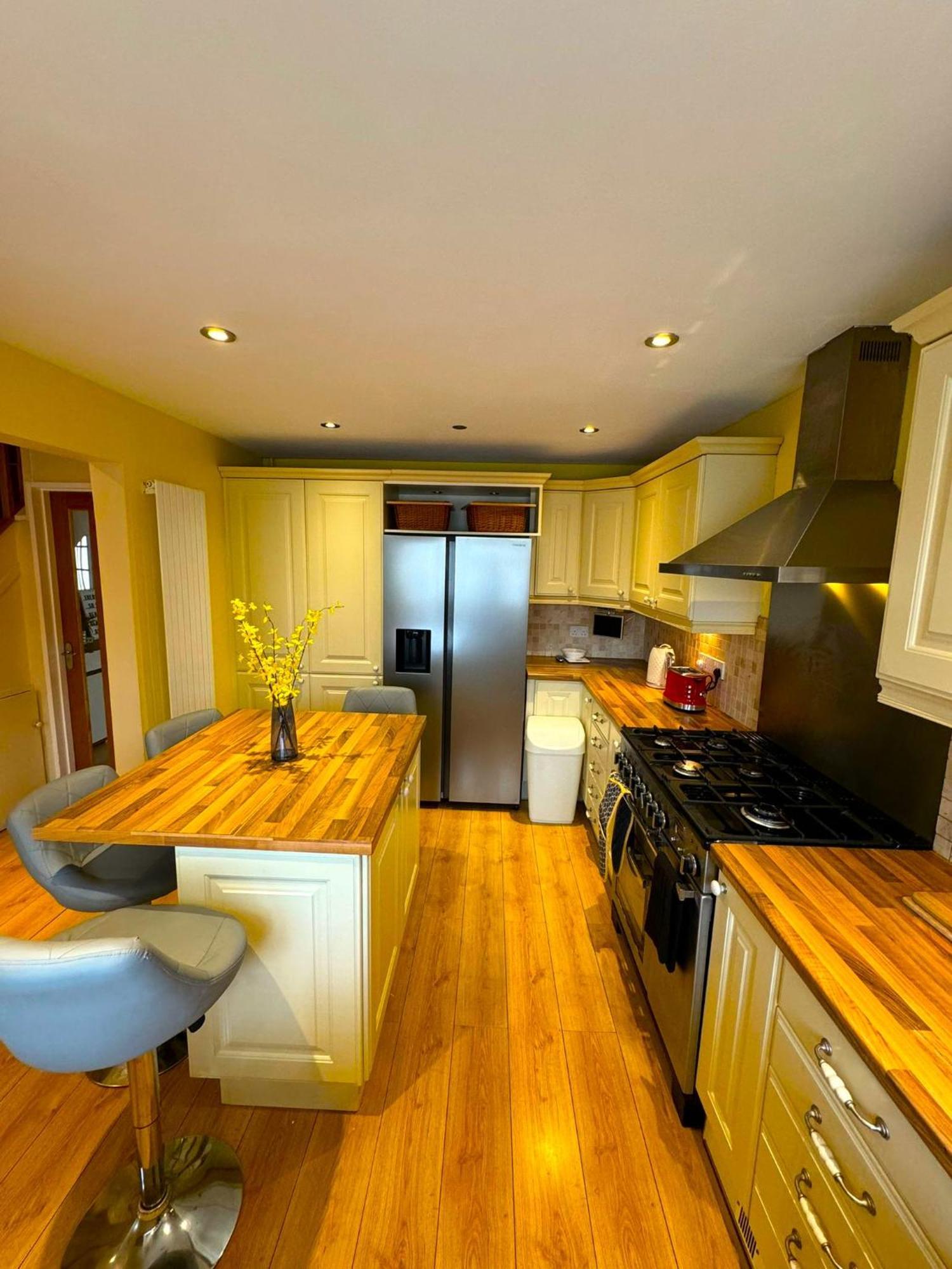 Dundridge - Morden Urban Living - Sleeps Up To 9 Guests & Private Parking For 2 Vehicles Apartment