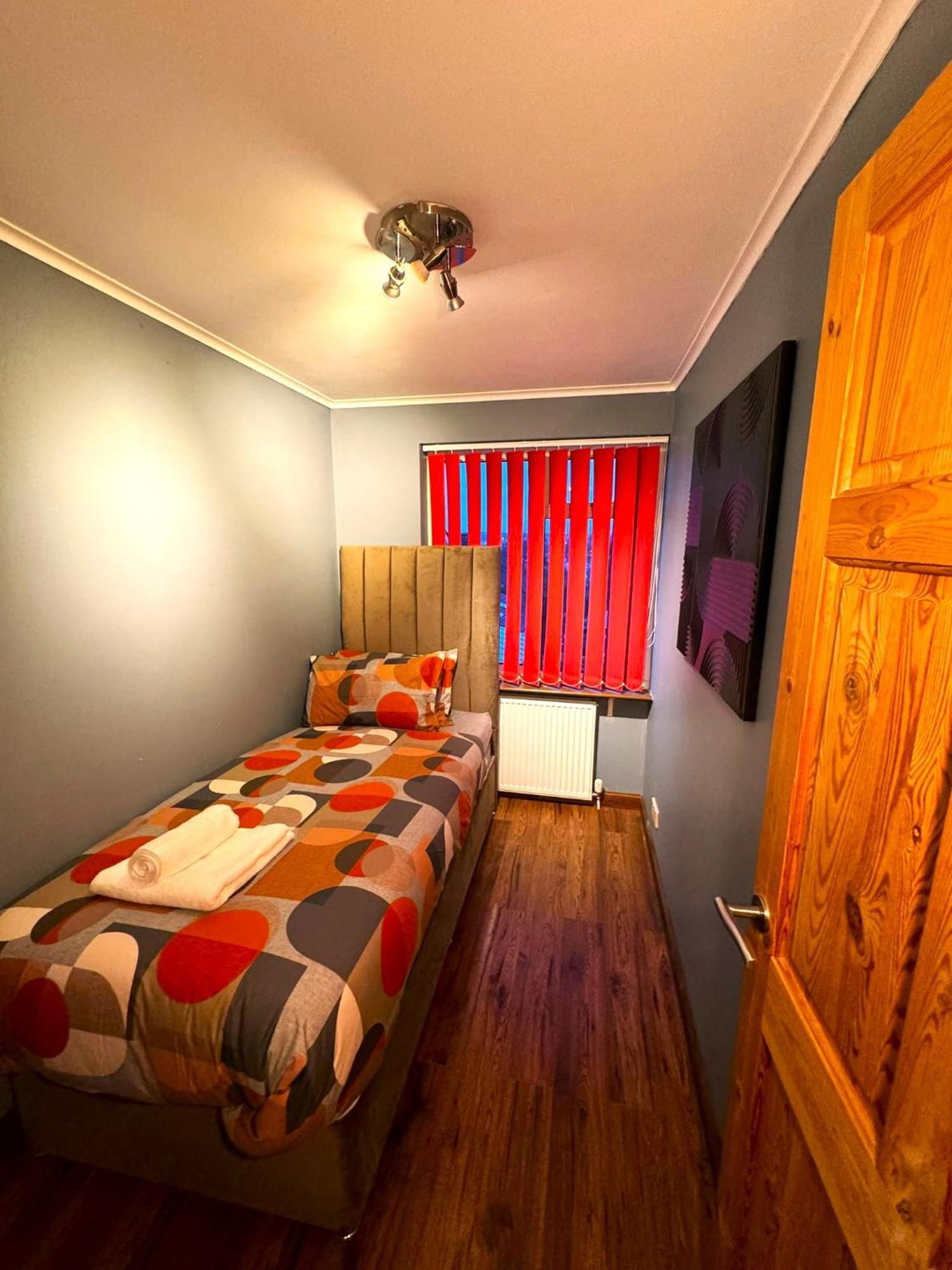 Apartment Dundridge - Morden Urban Living - Sleeps Up To 9 Guests & Private Parking For 2 Vehicles *