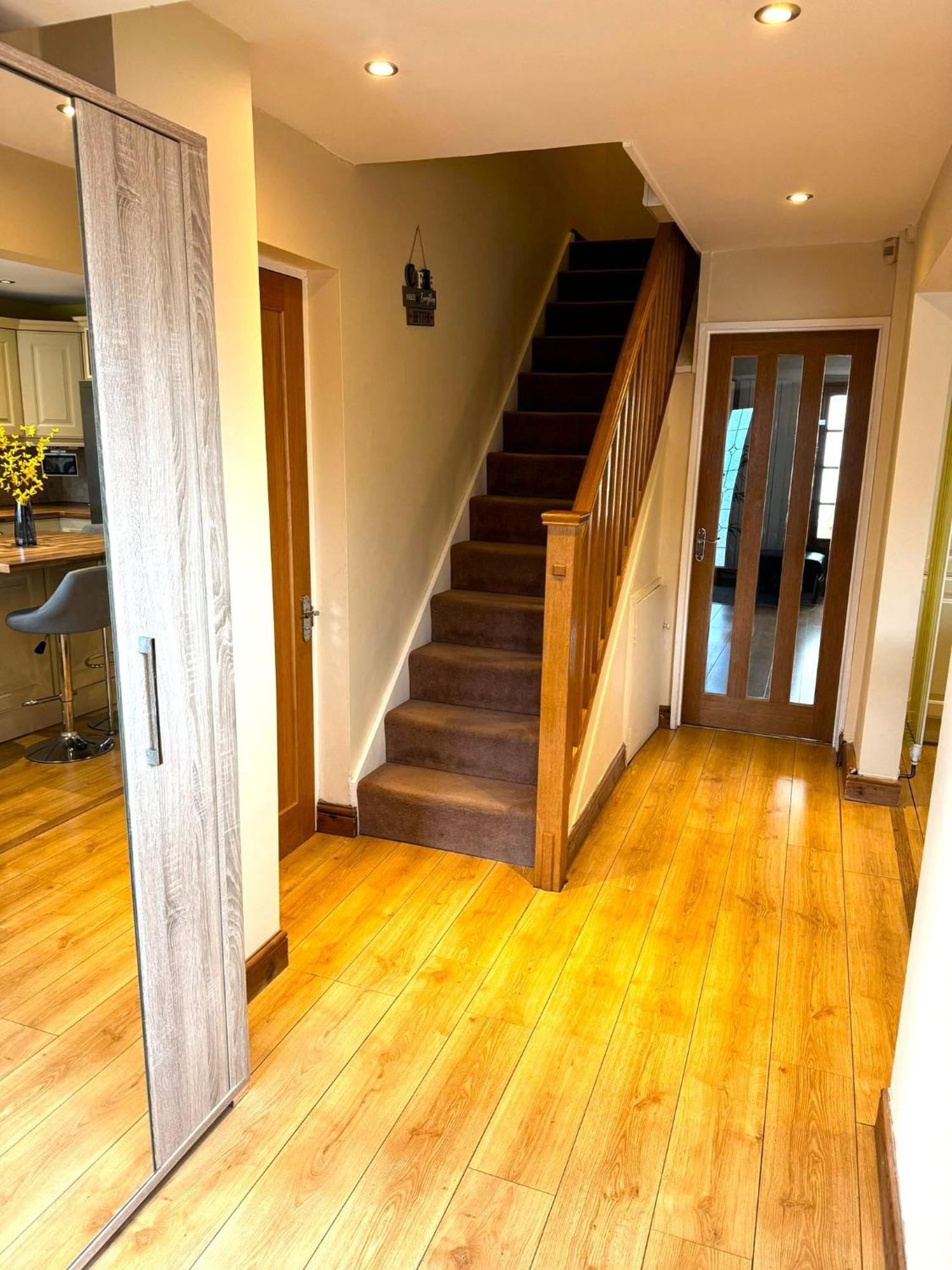 Dundridge - Morden Urban Living - Sleeps Up To 9 Guests & Private Parking For 2 Vehicles *