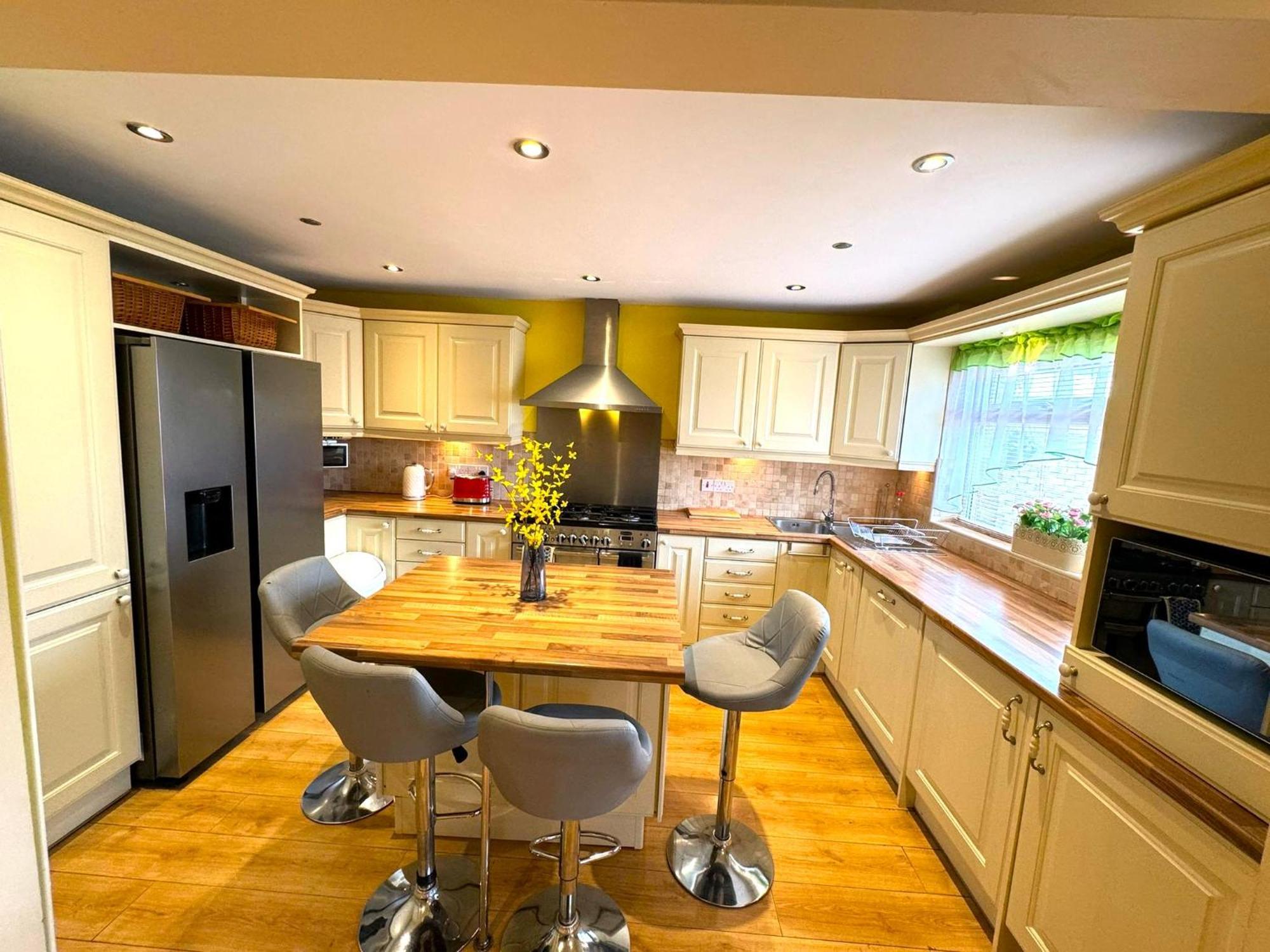 Dundridge - Morden Urban Living - Sleeps Up To 9 Guests & Private Parking For 2 Vehicles Apartment