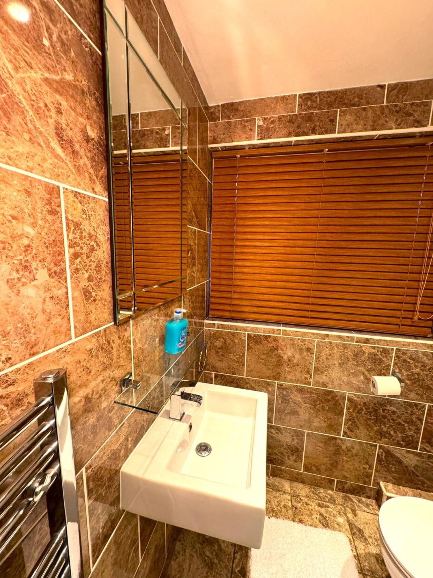 Dundridge - Morden Urban Living - Sleeps Up To 9 Guests & Private Parking For 2 Vehicles Apartment *