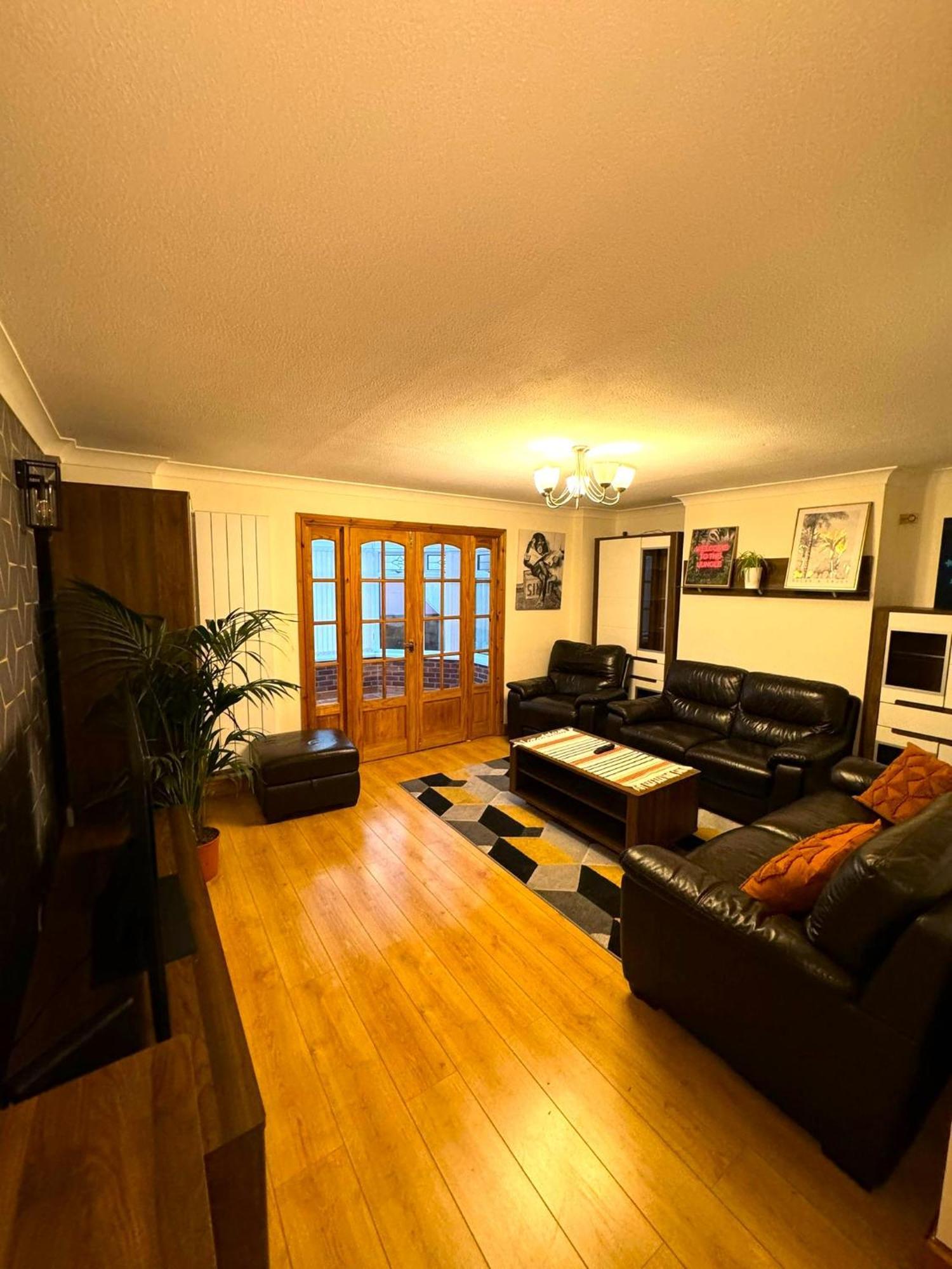 Apartment Dundridge - Morden Urban Living - Sleeps Up To 9 Guests & Private Parking For 2 Vehicles Bristol