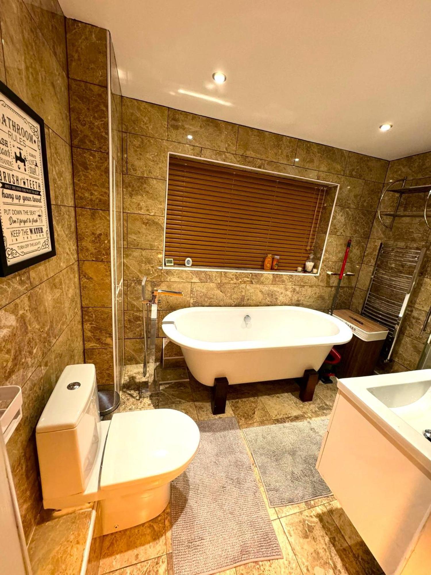 Apartment Dundridge - Morden Urban Living - Sleeps Up To 9 Guests & Private Parking For 2 Vehicles